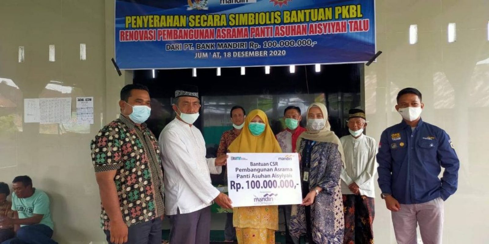 Nevi Zuairina Menyerahkan Bantuan Pembangunan Renovasi Panti Asuhan Aisyiyah dan Masjid Al Ikhlas Sopan Saiyo