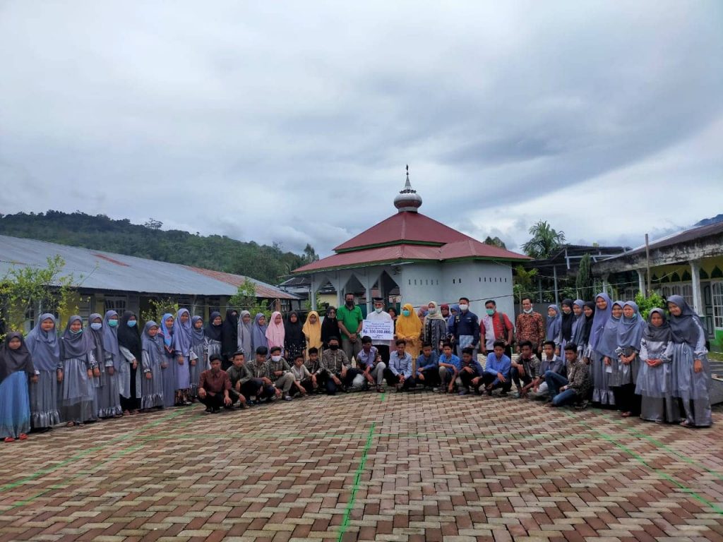 Nevi Zuairina Menyerahkan Bantuan Pembangunan Renovasi Panti Asuhan Aisyiyah dan Masjid Al Ikhlas Sopan Saiyo