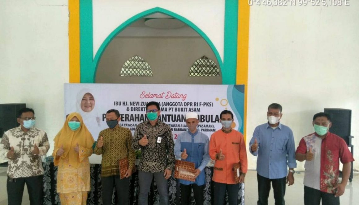 Nevi Zuairina Serahkan Ambulan di Empat Kabupaten Kota Wilayah Sumbar