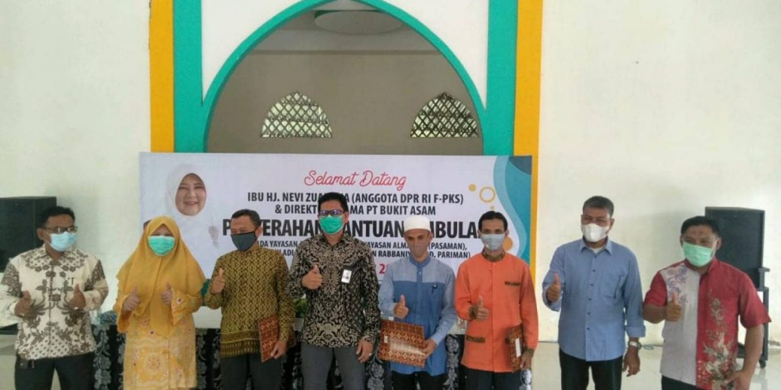 Nevi Zuairina Serahkan Ambulan di Empat Kabupaten Kota Wilayah Sumbar