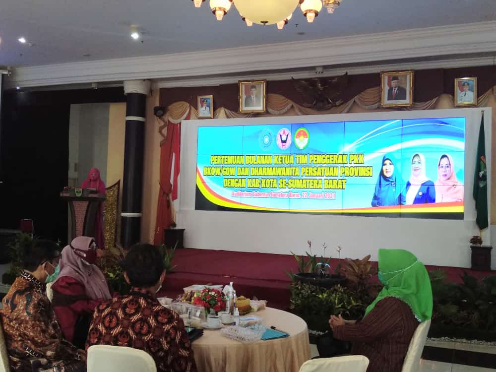 Nevi Zuairina Pamitan pada Acara TP PKK Provinsi Sumbar