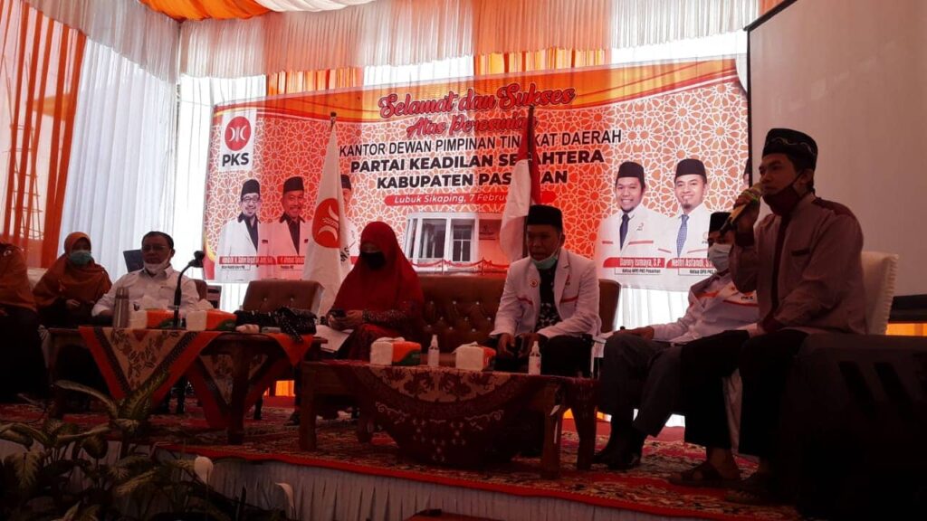 Bertemu Struktur dan Anggota PKS Kabupaten Pasaman, Nevi Zuairina Mengatakan SKB Tiga Menteri Akan Semakin Bagus Bila Mengakomodir Nilai-Nilai Kearifan Lokal
