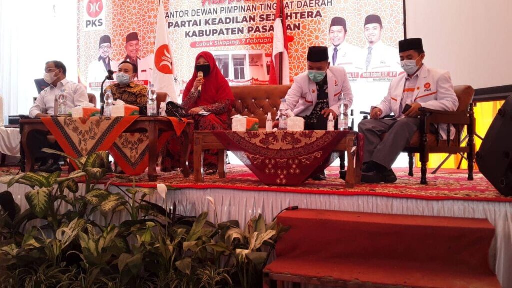 Bertemu Struktur dan Anggota PKS Kabupaten Pasaman, Nevi Zuairina Mengatakan SKB Tiga Menteri Akan Semakin Bagus Bila Mengakomodir Nilai-Nilai Kearifan Lokal