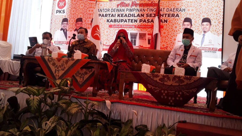 Bertemu Struktur dan Anggota PKS Kabupaten Pasaman, Nevi Zuairina Mengatakan SKB Tiga Menteri Akan Semakin Bagus Bila Mengakomodir Nilai-Nilai Kearifan Lokal