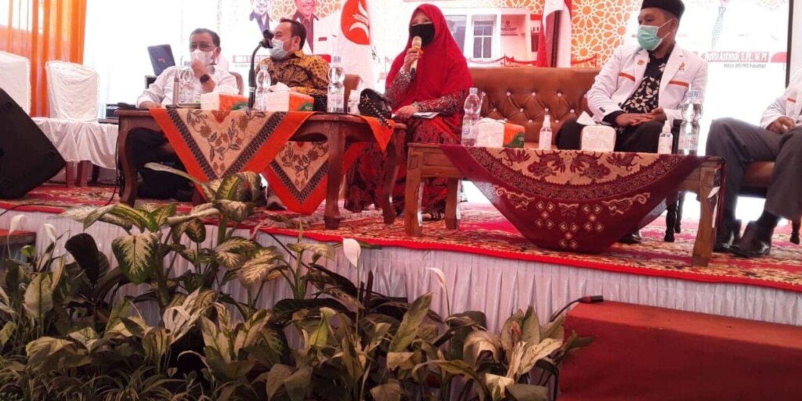 Bertemu Struktur dan Anggota PKS Kabupaten Pasaman, Nevi Zuairina Mengatakan SKB Tiga Menteri Akan Semakin Bagus Bila Mengakomodir Nilai-Nilai Kearifan Lokal