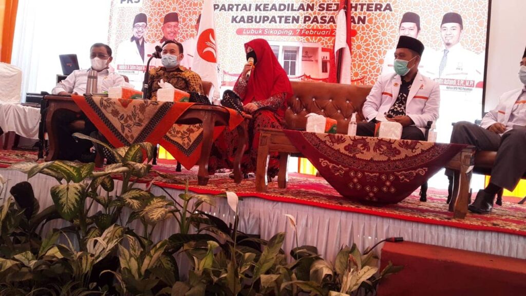 Bertemu Struktur dan Anggota PKS Kabupaten Pasaman, Nevi Zuairina Mengatakan SKB Tiga Menteri Akan Semakin Bagus Bila Mengakomodir Nilai-Nilai Kearifan Lokal