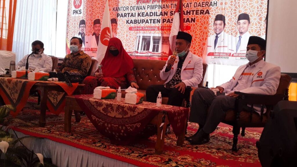 Bertemu Struktur dan Anggota PKS Kabupaten Pasaman, Nevi Zuairina Mengatakan SKB Tiga Menteri Akan Semakin Bagus Bila Mengakomodir Nilai-Nilai Kearifan Lokal