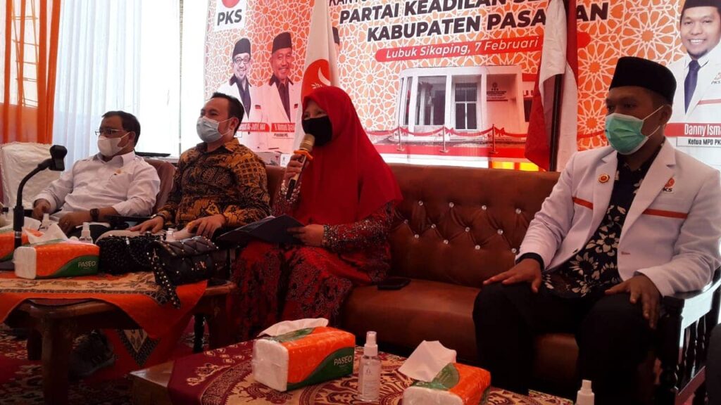 Bertemu Struktur dan Anggota PKS Kabupaten Pasaman, Nevi Zuairina Mengatakan SKB Tiga Menteri Akan Semakin Bagus Bila Mengakomodir Nilai-Nilai Kearifan Lokal