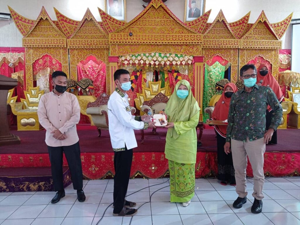 Nevi Zuairina Memberikan Arahan Pada Pelatihan Pranikah Untuk Remaja Bukittinggi