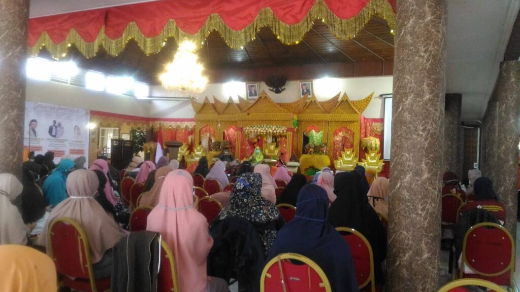 Nevi Zuairina Memberikan Arahan Pada Pelatihan Pranikah Untuk Remaja Bukittinggi