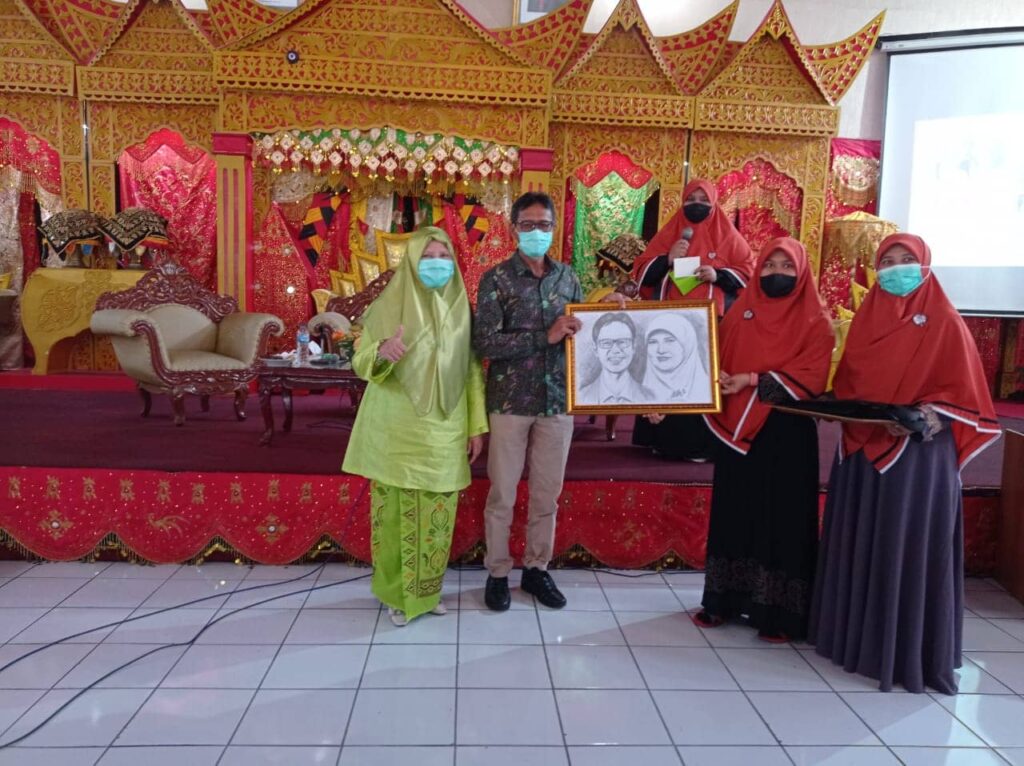 Nevi Zuairina Memberikan Arahan Pada Pelatihan Pranikah Untuk Remaja Bukittinggi