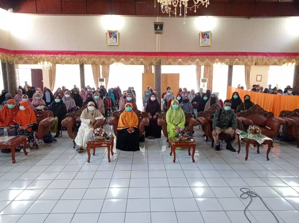 Nevi Zuairina Memberikan Arahan Pada Pelatihan Pranikah Untuk Remaja Bukittinggi