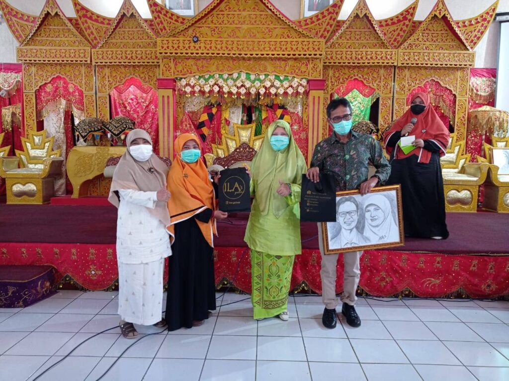 Nevi Zuairina Memberikan Arahan Pada Pelatihan Pranikah Untuk Remaja Bukittinggi