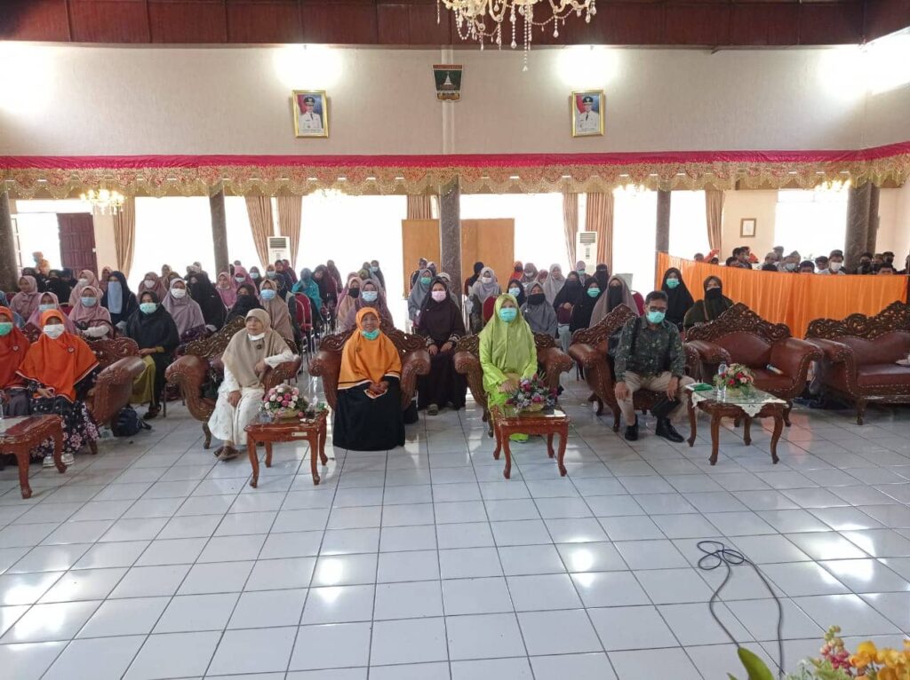 Nevi Zuairina Memberikan Arahan Pada Pelatihan Pranikah Untuk Remaja Bukittinggi