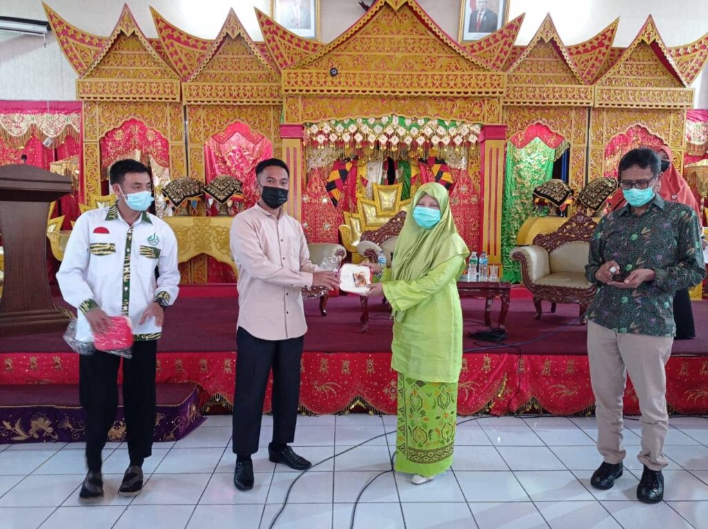 Nevi Zuairina Memberikan Arahan Pada Pelatihan Pranikah Untuk Remaja Bukittinggi
