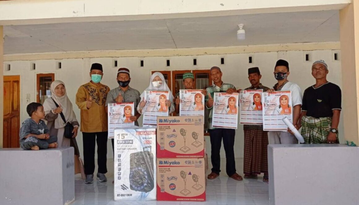 Nevi Zuairina Serahkan Bantuan Sarana untuk Masjid di Padang Pariaman