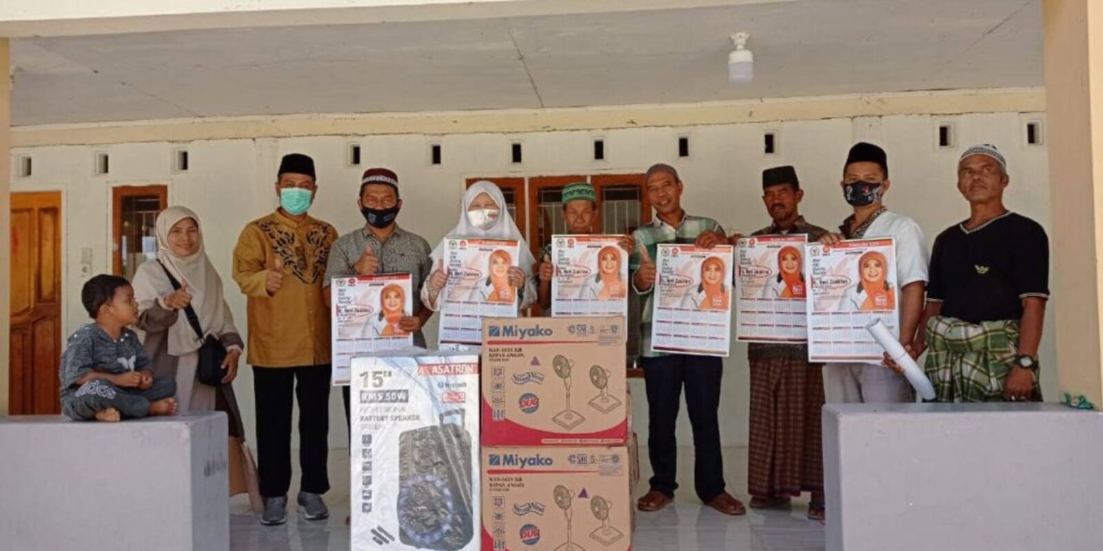 Nevi Zuairina Serahkan Bantuan Sarana untuk Masjid di Padang Pariaman