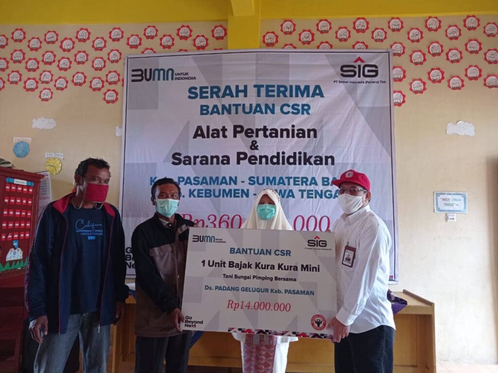 Anggota DPR RI Fraksi PKS Nevi Zuarina Menyalurkan Bantuan Alsintan Untuk 9 Kelompok Tani