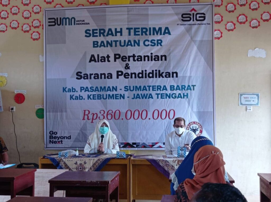 Anggota DPR RI Fraksi PKS Nevi Zuarina Menyalurkan Bantuan Alsintan Untuk 9 Kelompok Tani