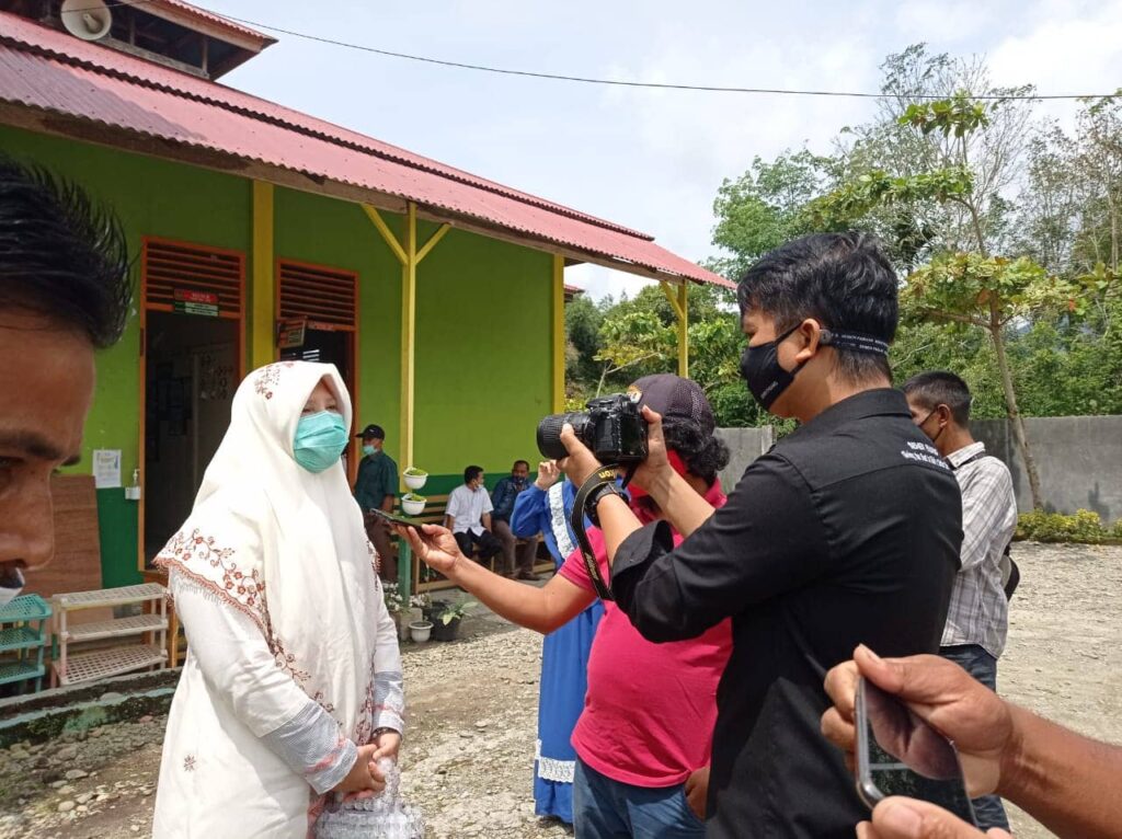 Anggota DPR RI Fraksi PKS Nevi Zuarina Menyalurkan Bantuan Alsintan Untuk 9 Kelompok Tani