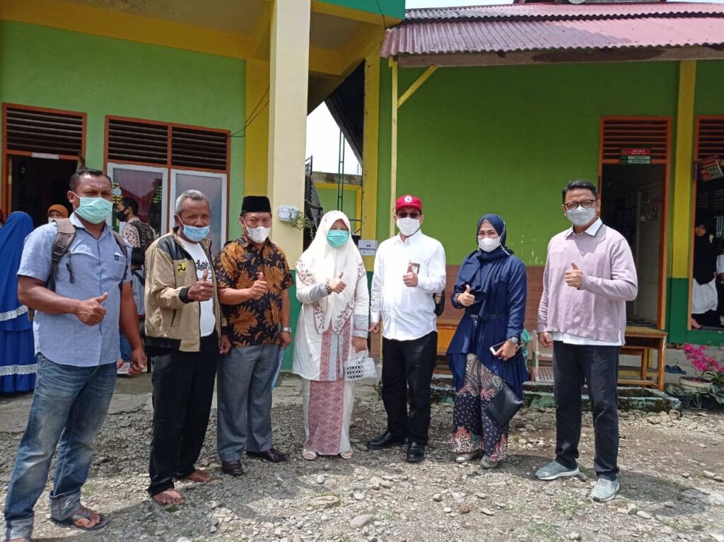 Anggota DPR RI Fraksi PKS Nevi Zuarina Menyalurkan Bantuan Alsintan Untuk 9 Kelompok Tani