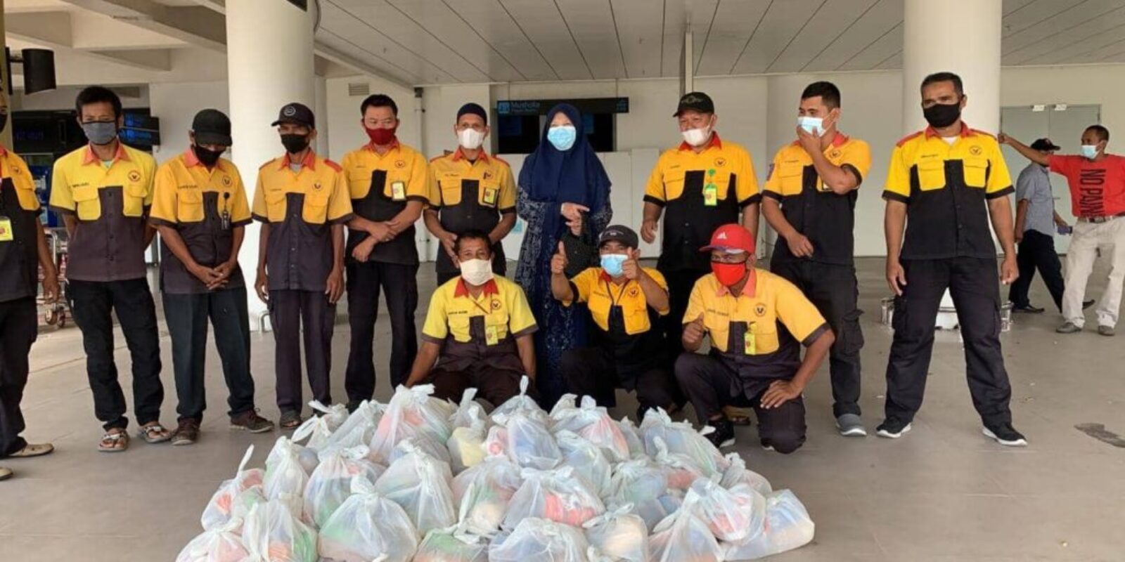 Nevi Zuairina Berbagi Paket Sembako Untuk Porter BIM