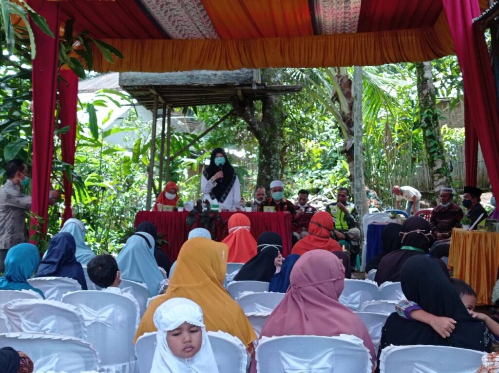 Nevi Zuairina melakukan Peletakan Batu Pertama Sekolah Dhuafa di Pasaman Barat