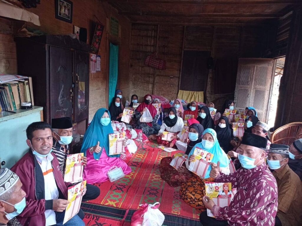 Setelah Bertemu Tokoh Masyarakat, Nevi Menyerahkan Bantuan Paket Sembako Kepada Masyarakat Sekitar