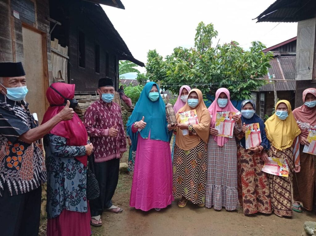 Setelah Bertemu Tokoh Masyarakat, Nevi Menyerahkan Bantuan Paket Sembako Kepada Masyarakat Sekitar