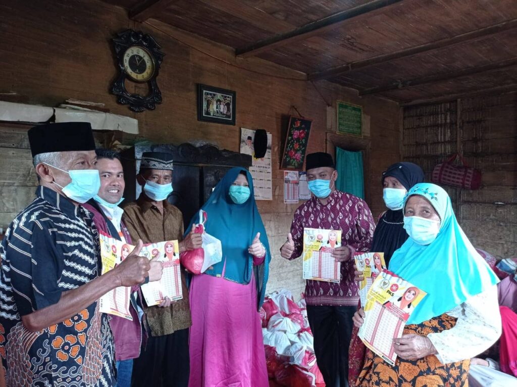 Setelah Bertemu Tokoh Masyarakat, Nevi Menyerahkan Bantuan Paket Sembako Kepada Masyarakat Sekitar