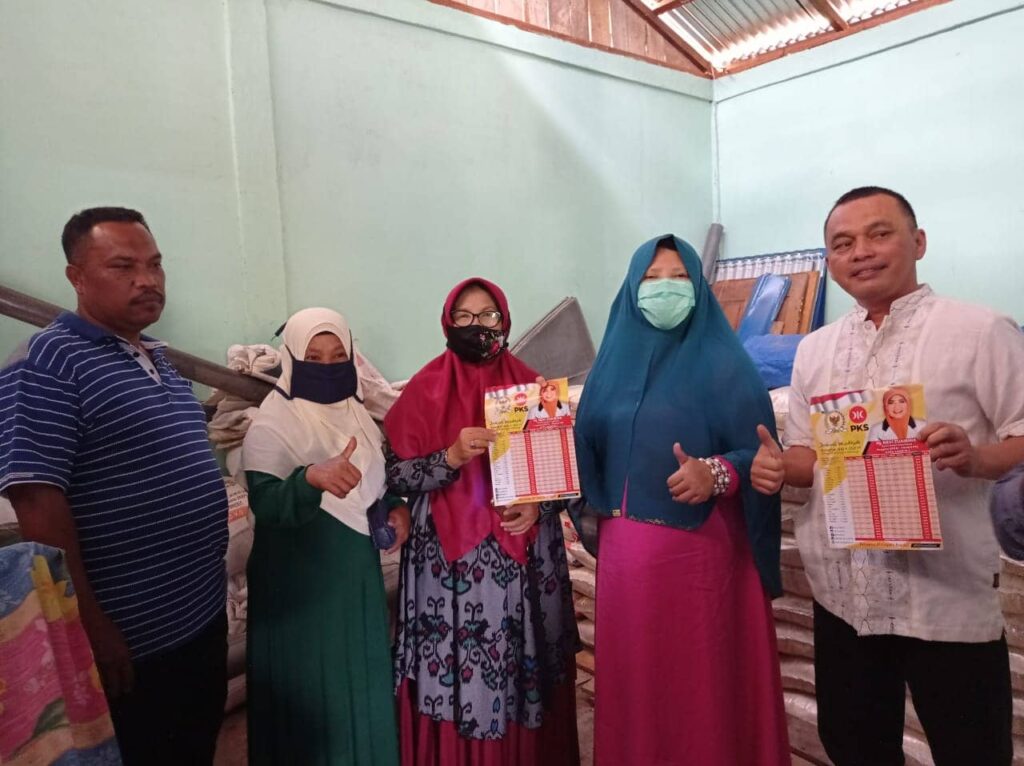 Setelah Bertemu Tokoh Masyarakat, Nevi Menyerahkan Bantuan Paket Sembako Kepada Masyarakat Sekitar