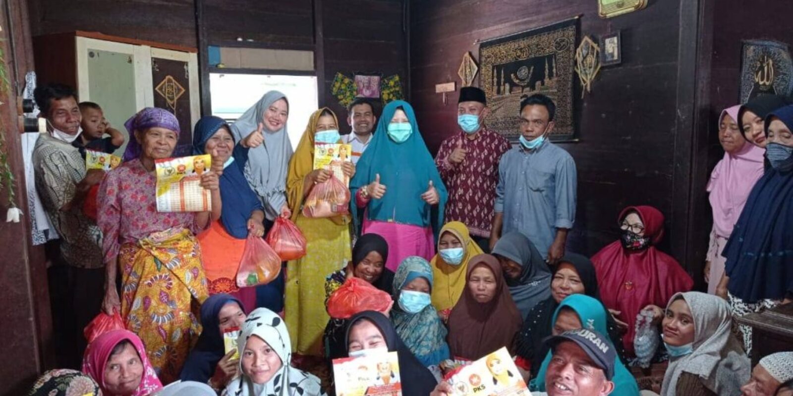 Setelah Bertemu Tokoh Masyarakat, Nevi Menyerahkan Bantuan Paket Sembako Kepada Masyarakat Sekitar