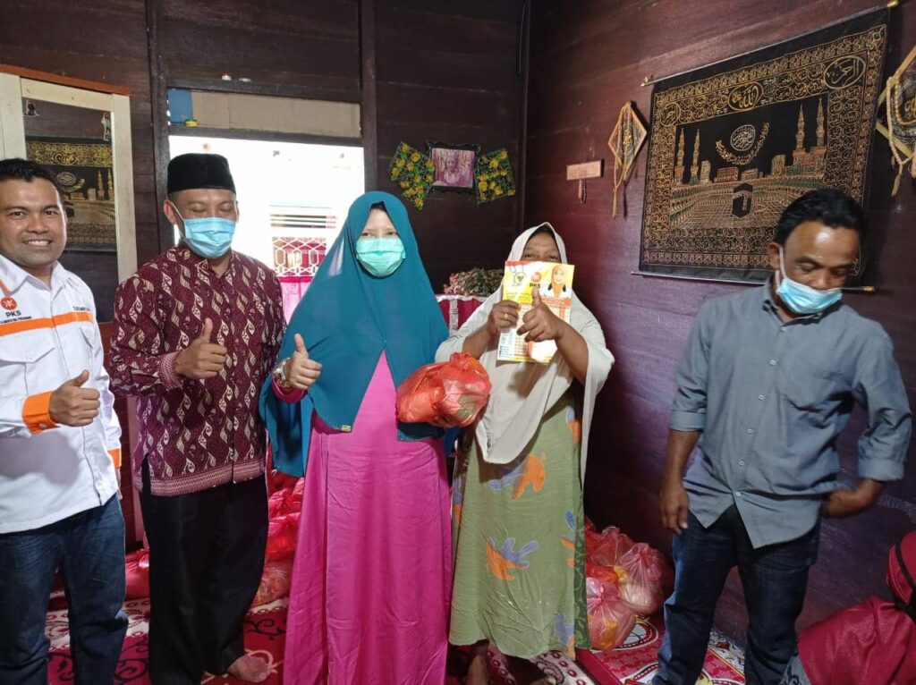 Setelah Bertemu Tokoh Masyarakat, Nevi Menyerahkan Bantuan Paket Sembako Kepada Masyarakat Sekitar
