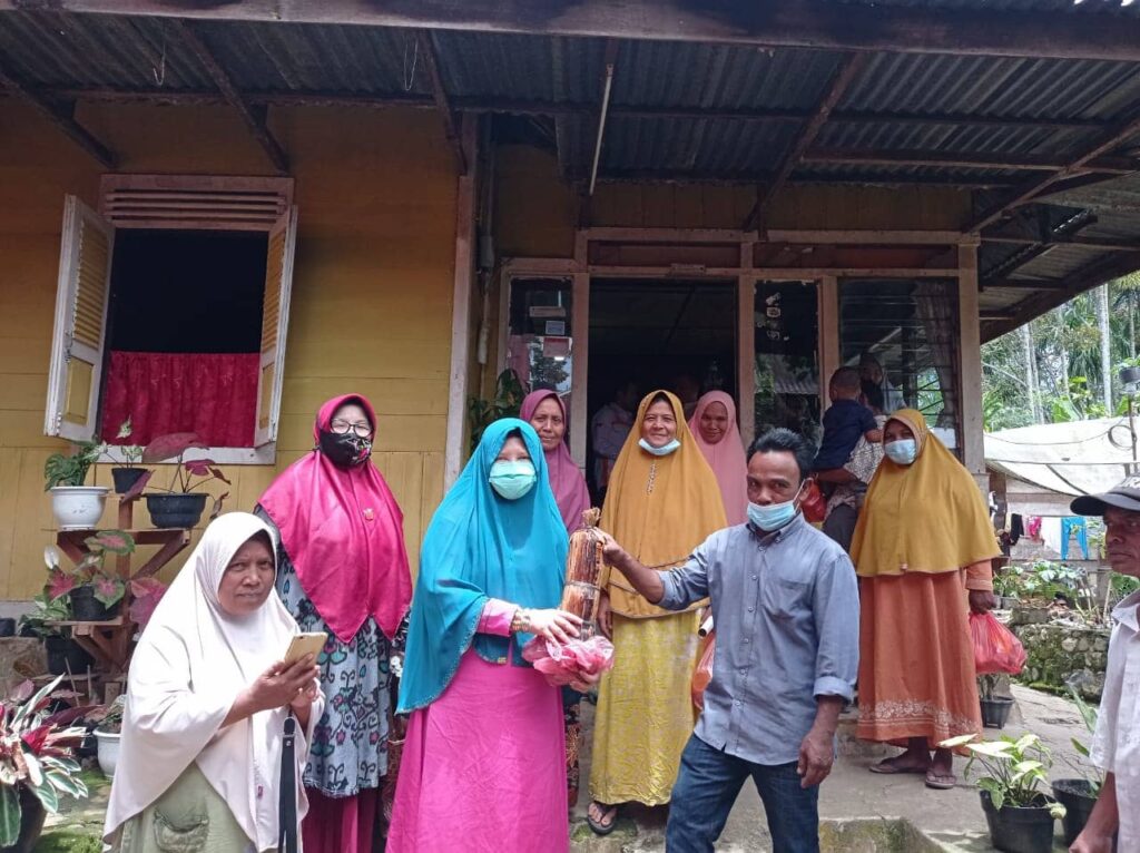Setelah Bertemu Tokoh Masyarakat, Nevi Menyerahkan Bantuan Paket Sembako Kepada Masyarakat Sekitar