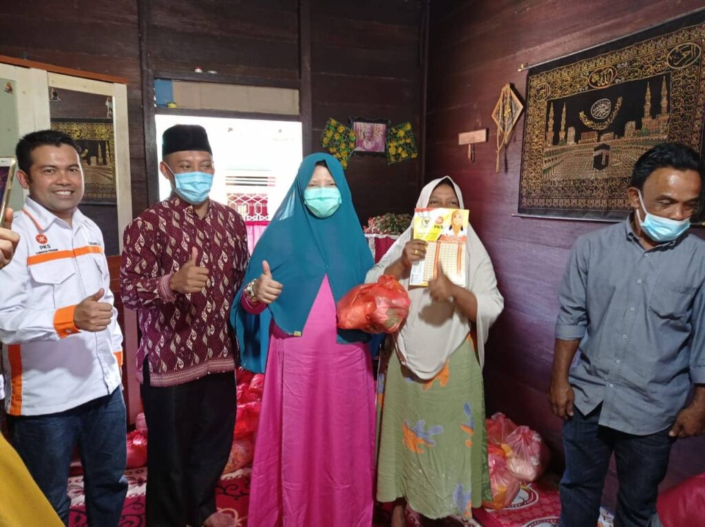 Setelah Bertemu Tokoh Masyarakat, Nevi Menyerahkan Bantuan Paket Sembako Kepada Masyarakat Sekitar