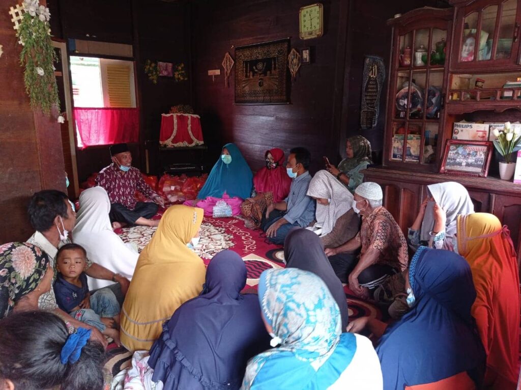 Setelah Bertemu Tokoh Masyarakat, Nevi Menyerahkan Bantuan Paket Sembako Kepada Masyarakat Sekitar
