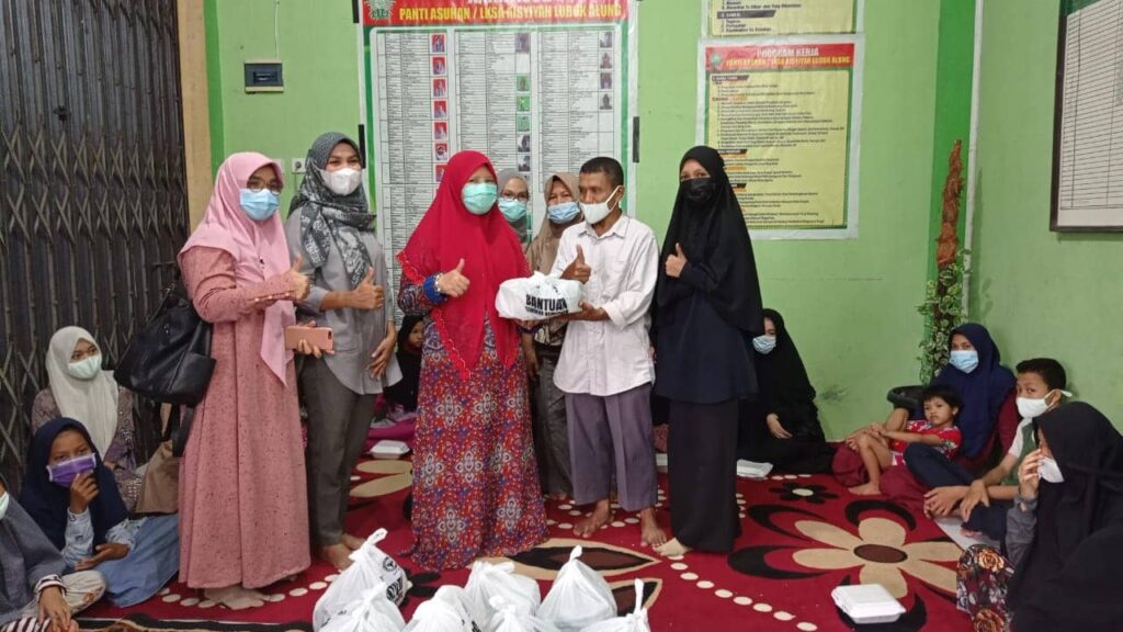Bersama Forum Jurnalis Perempuan Indonesia Wilayah Sumbar, Nevi Zuairina Salurkan Sembako ke Panti Asuhan