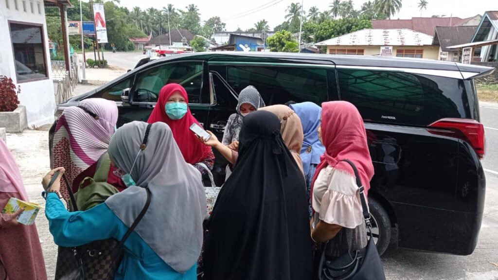 Bersama Forum Jurnalis Perempuan Indonesia Wilayah Sumbar, Nevi Zuairina Salurkan Sembako ke Panti Asuhan