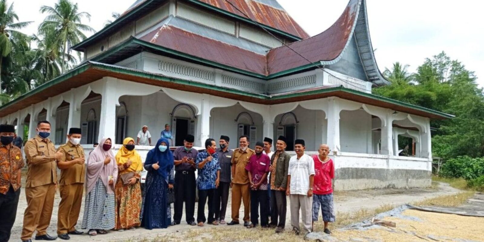 Bertemu Tokoh Masyarakat, Anggota DPR RI Komisi VI Hj Nevi Zuariana Kunjungi Masjid Raya Nagari Balah Aie Lubuk Pua