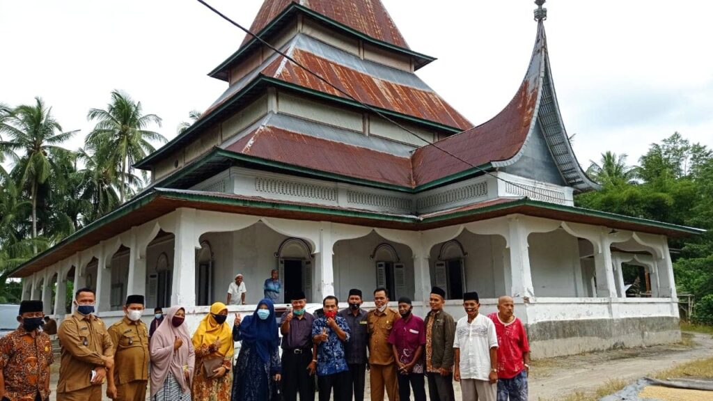 Bertemu Tokoh Masyarakat, Anggota DPR RI Komisi VI Hj Nevi Zuariana Kunjungi Masjid Raya Nagari Balah Aie Lubuk Pua