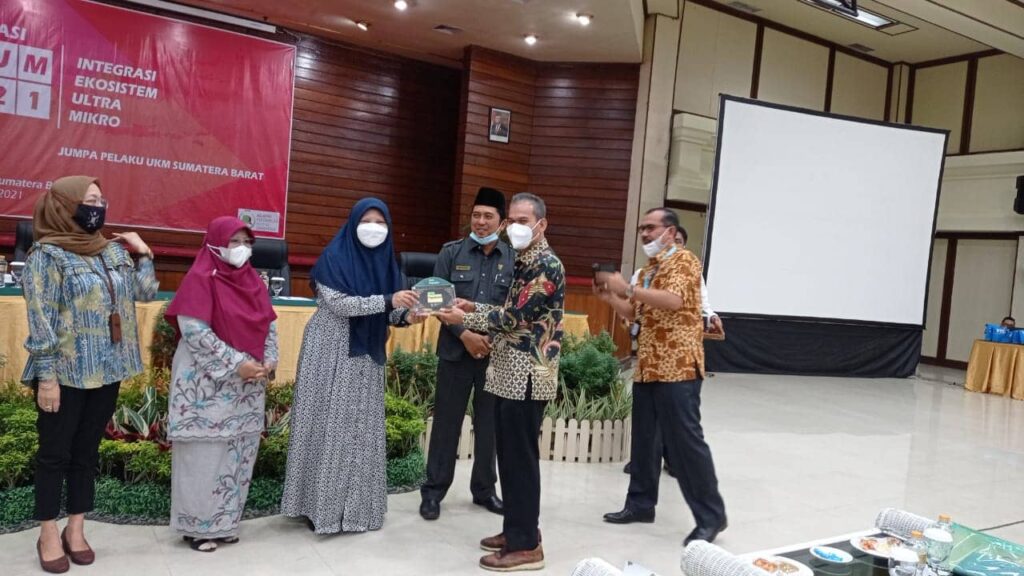 Hj.NEVI ZUARINA SOSIALISASIKAN INTEGRITAS EKOSISTEM ULTRA MIKRO ( IEUM ) 2021 di SUMBAR