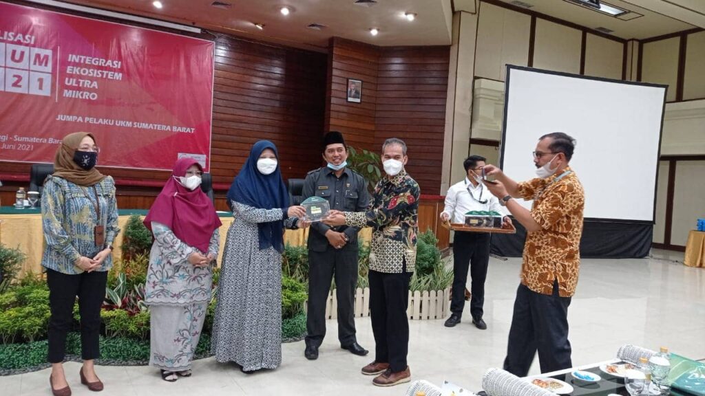 Hj.NEVI ZUARINA SOSIALISASIKAN INTEGRITAS EKOSISTEM ULTRA MIKRO ( IEUM ) 2021 di SUMBAR