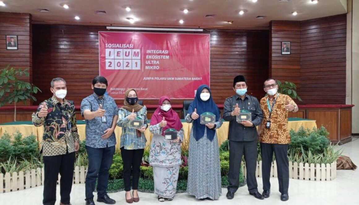 Hj.NEVI ZUARINA SOSIALISASIKAN INTEGRITAS EKOSISTEM ULTRA MIKRO ( IEUM ) 2021 di SUMBAR