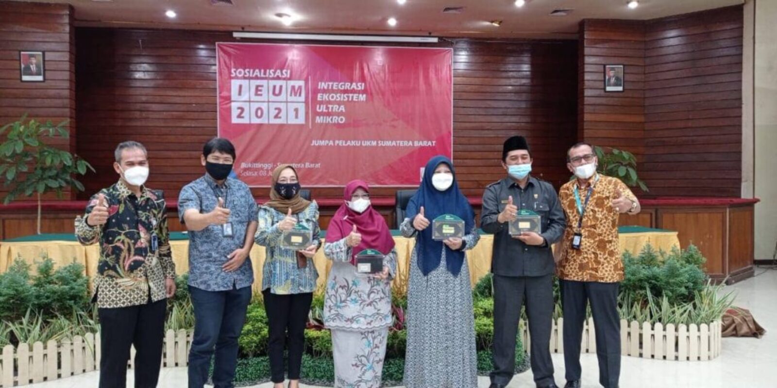 Hj.NEVI ZUARINA SOSIALISASIKAN INTEGRITAS EKOSISTEM ULTRA MIKRO ( IEUM ) 2021 di SUMBAR