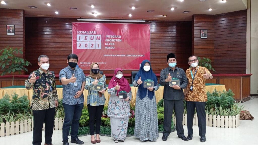 Hj.NEVI ZUARINA SOSIALISASIKAN INTEGRITAS EKOSISTEM ULTRA MIKRO ( IEUM ) 2021 di SUMBAR