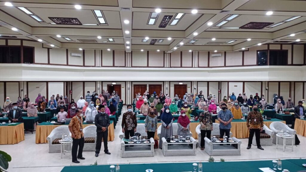 Hj.NEVI ZUARINA SOSIALISASIKAN INTEGRITAS EKOSISTEM ULTRA MIKRO ( IEUM ) 2021 di SUMBAR