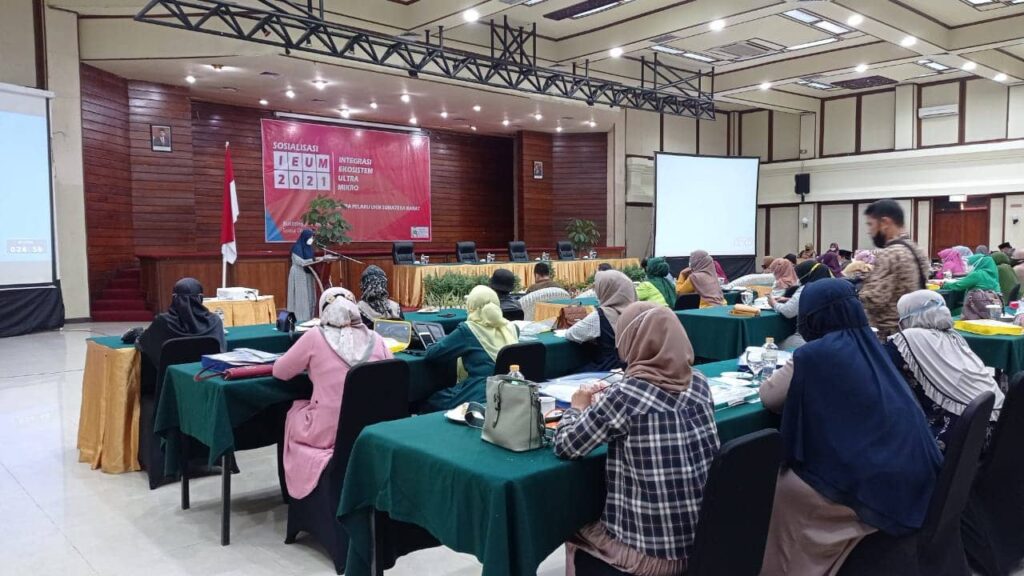 Hj.NEVI ZUARINA SOSIALISASIKAN INTEGRITAS EKOSISTEM ULTRA MIKRO ( IEUM ) 2021 di SUMBAR