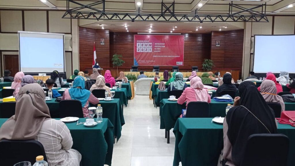 Hj.NEVI ZUARINA SOSIALISASIKAN INTEGRITAS EKOSISTEM ULTRA MIKRO ( IEUM ) 2021 di SUMBAR