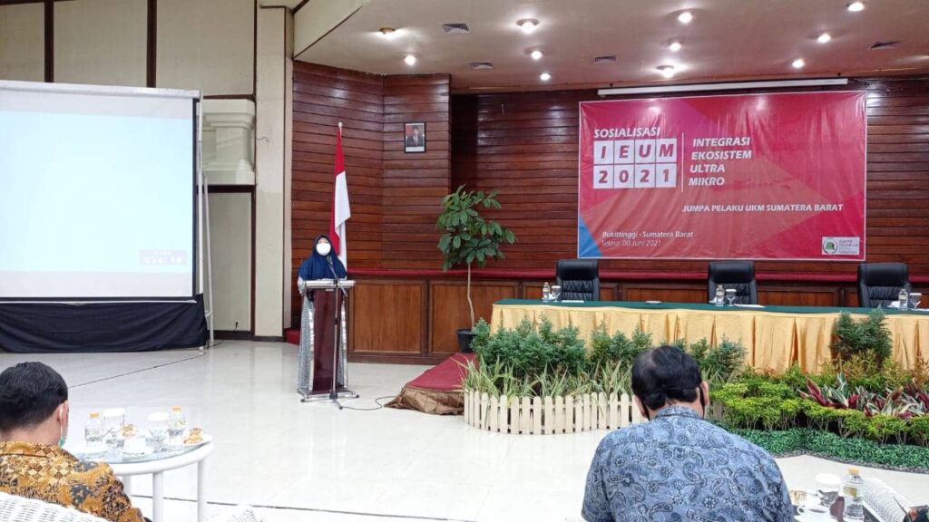 Hj.NEVI ZUARINA SOSIALISASIKAN INTEGRITAS EKOSISTEM ULTRA MIKRO ( IEUM ) 2021 di SUMBAR