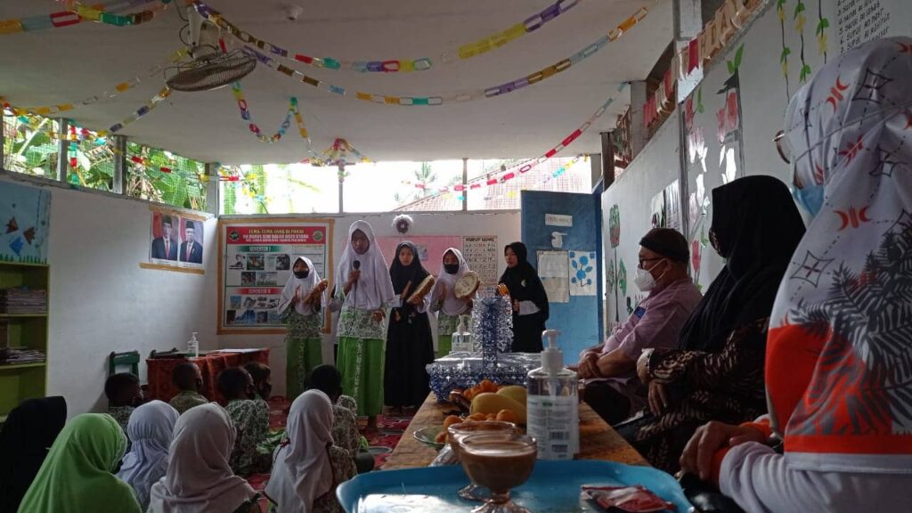 Nevi Zuairina Mengunjungi Lembaga Pendidikan yang Mendapat Bantuan